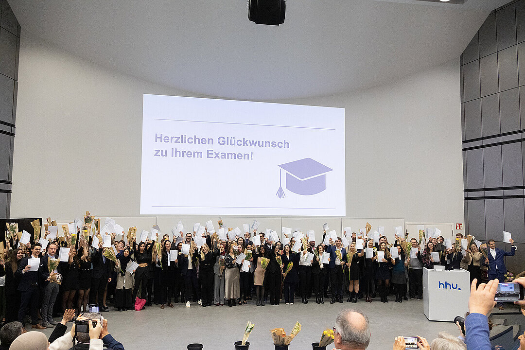 Absolventinnen und Absolventen bei der Examensfeier im Januar 2025