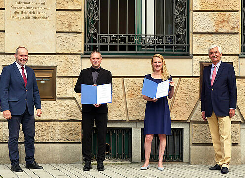 Heigl-Preisträger/in vor dem Haus der Universität