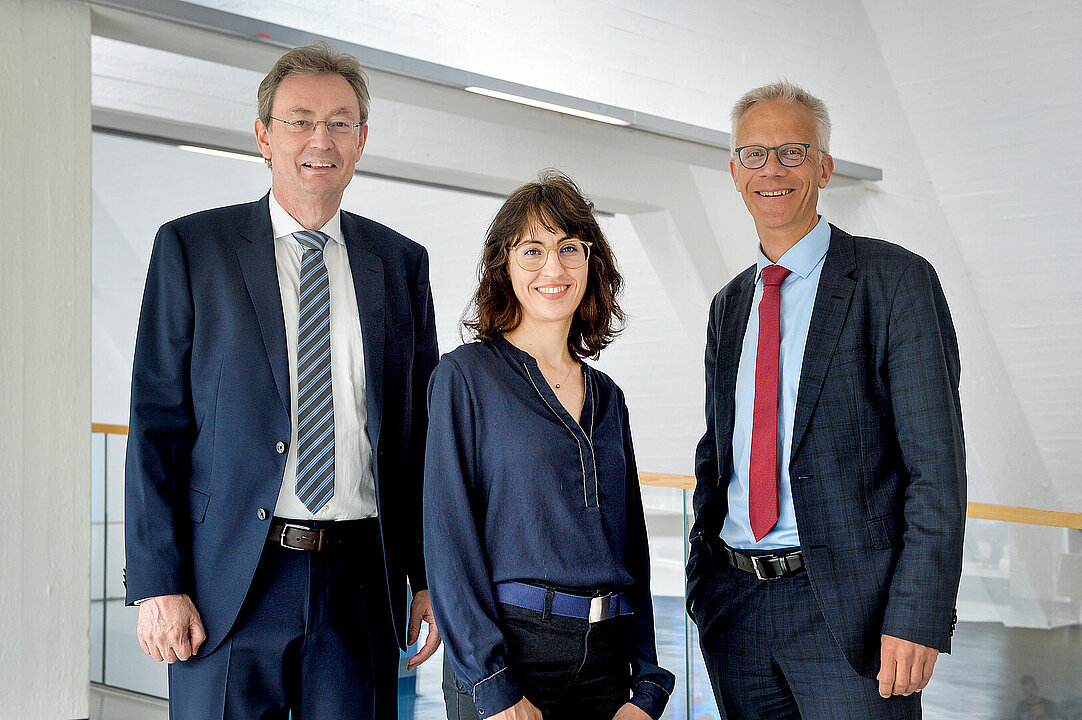 Portraitfoto von Dr. Maria-Inti Metzendorf zusammen mit dem Dekan Prof. Nikolaj Klöcker und Prodekan Prof. Guido Reifenberger
