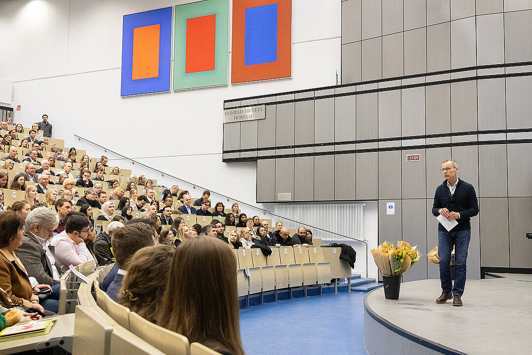 Dr. Thomas Muth vor den Teilnehmenden der Examensfeier