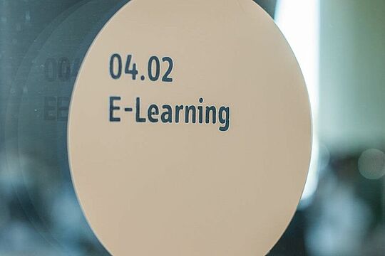Ein Türschild mit der Aufschrift "E-Learning".